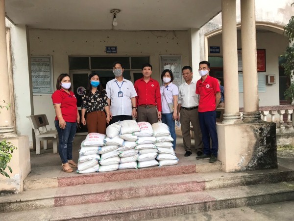 Sóc Sơn: Trao nhu yếu phẩm cho các hộ khó khăn trong dịch Covid-19